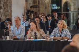 Live pitching & final voting